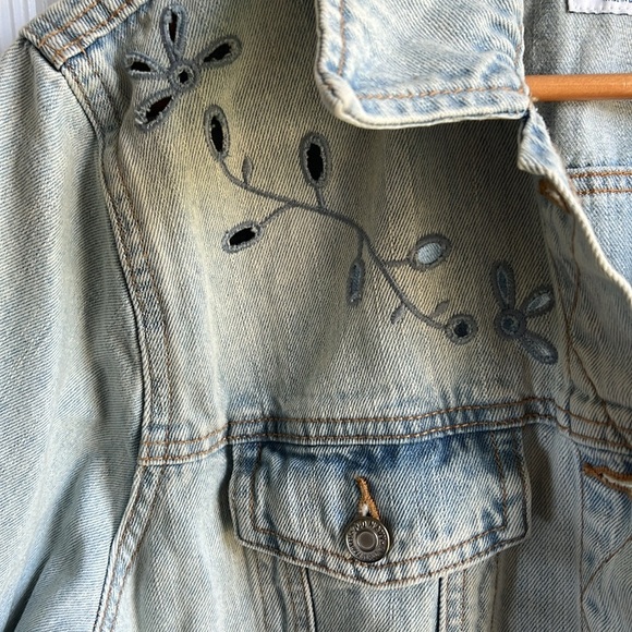 Light Wash Denim Jacket Perfect For the Spring Season Old Navy Size XL - Picture 4 of 6